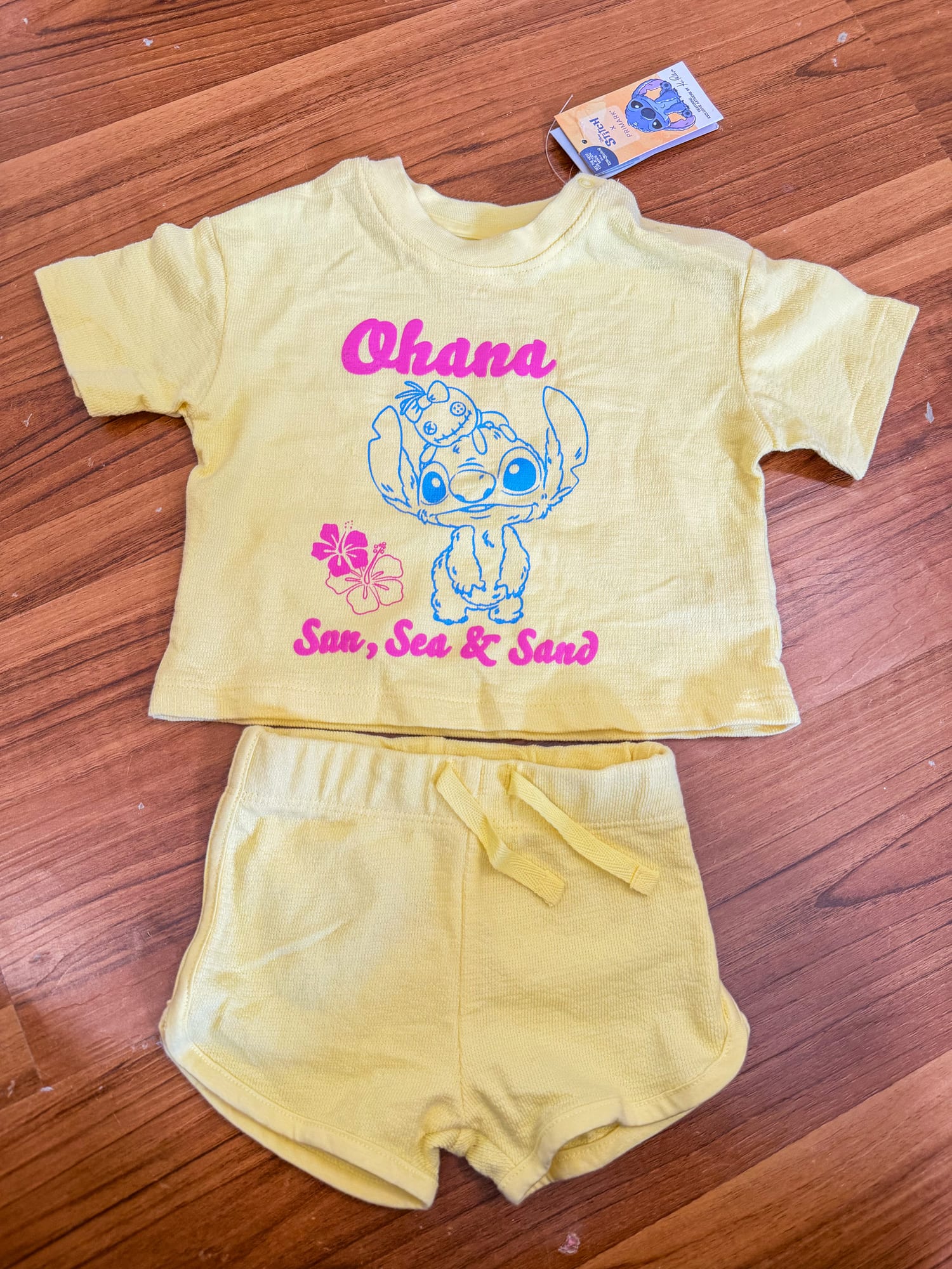 Original Disney Yellow Stitch T-shirt & Shorts Set
